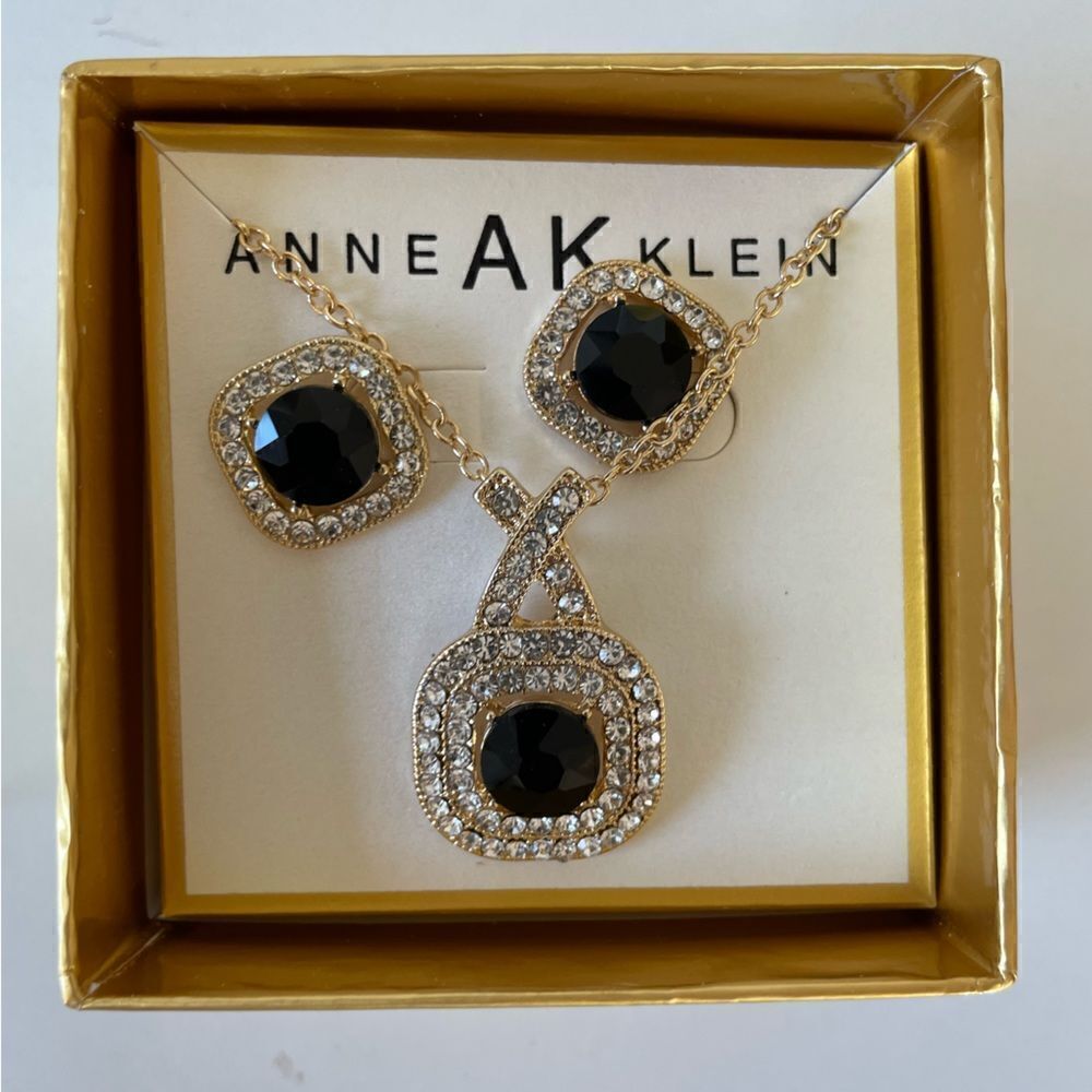 NIB Anne Klein Matching Necklace and Earring Set